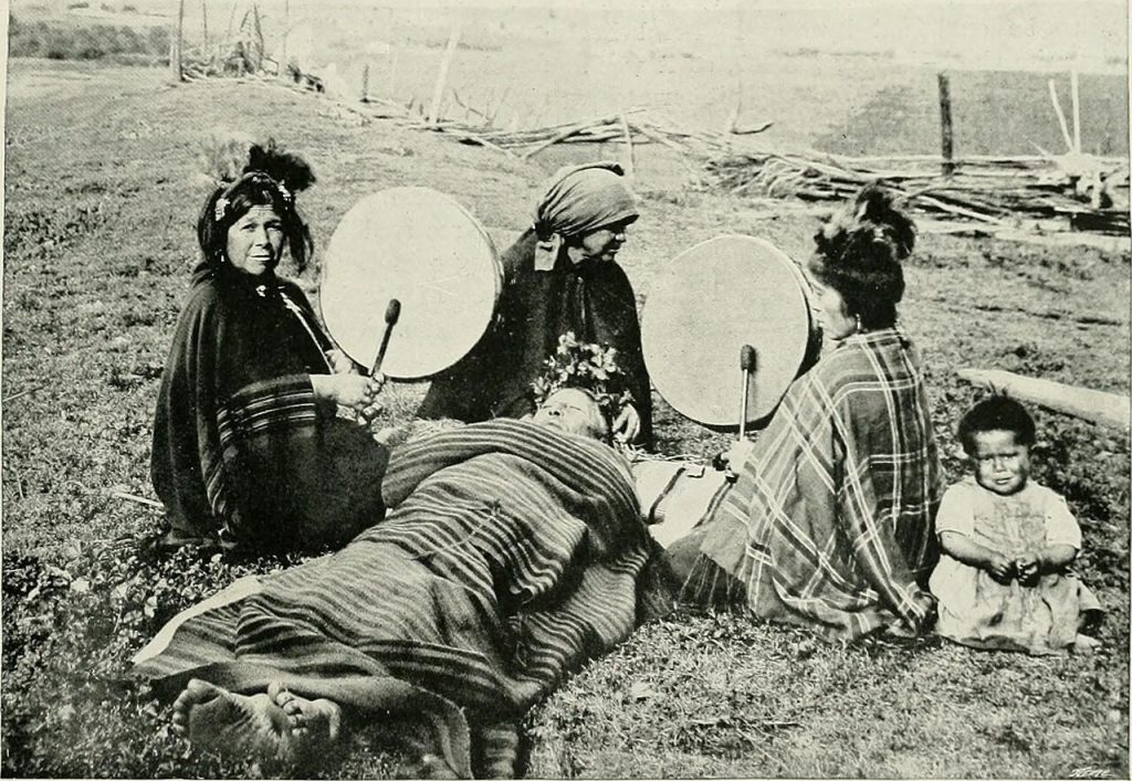 Mapuche Mitolojisi ve Dini: Güney Amerika'nın Yerli İnanç Sistemi ve Şamanik Gelenekleri 12 1280px Mapuche medicine women treating a patient