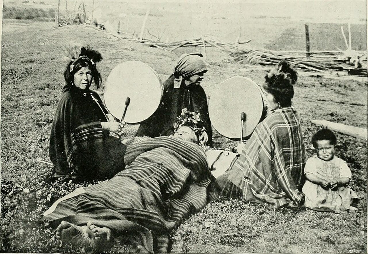 Kalku: Mapuche Mitolojisinde Kara Büyünün Ustaları ve Ruhani Dengenin Bozucuları 12 1280px Mapuche medicine women treating a patient